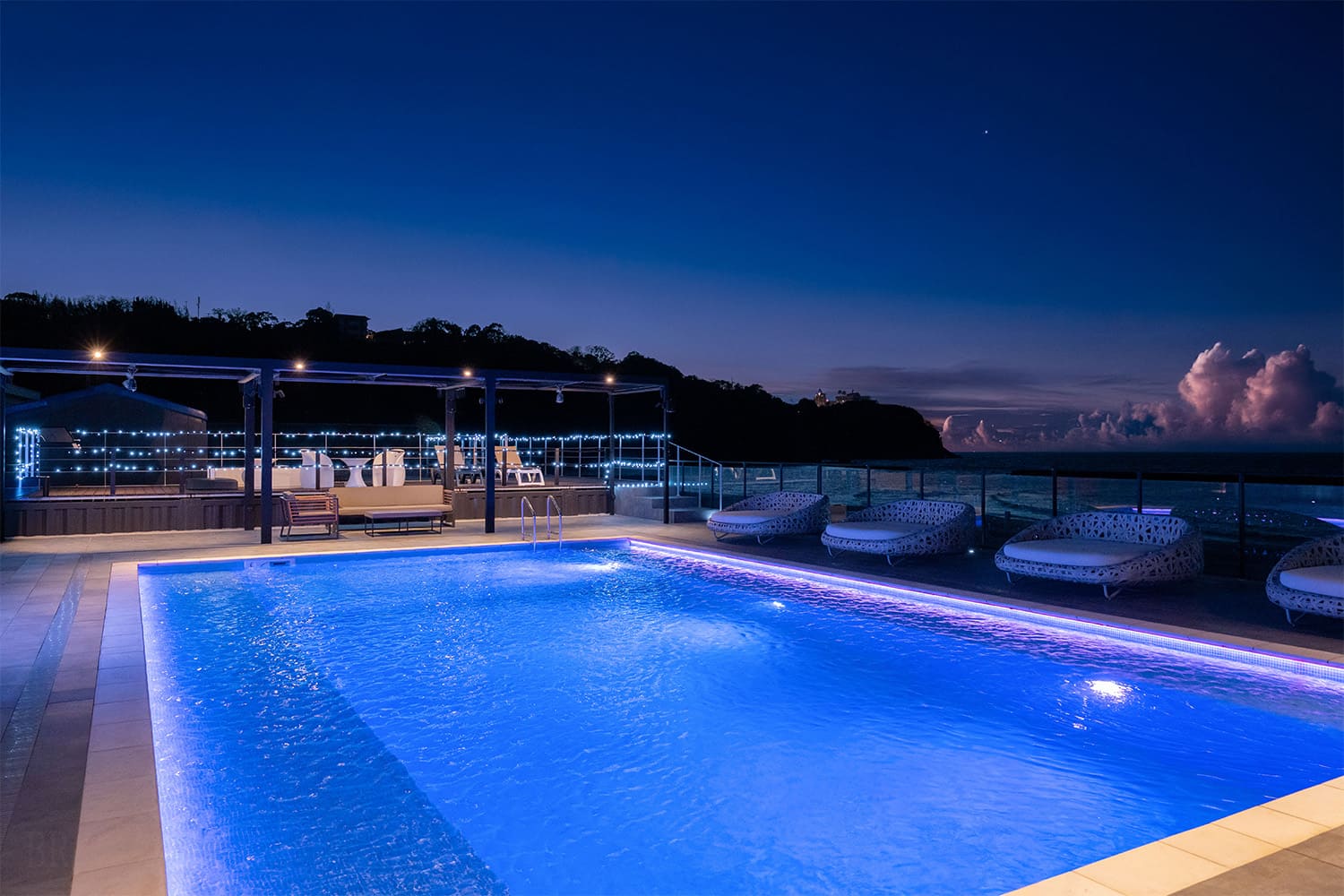 海外リゾートへトリップ。一日中遊び尽くす、大人のためのビーチクラブ