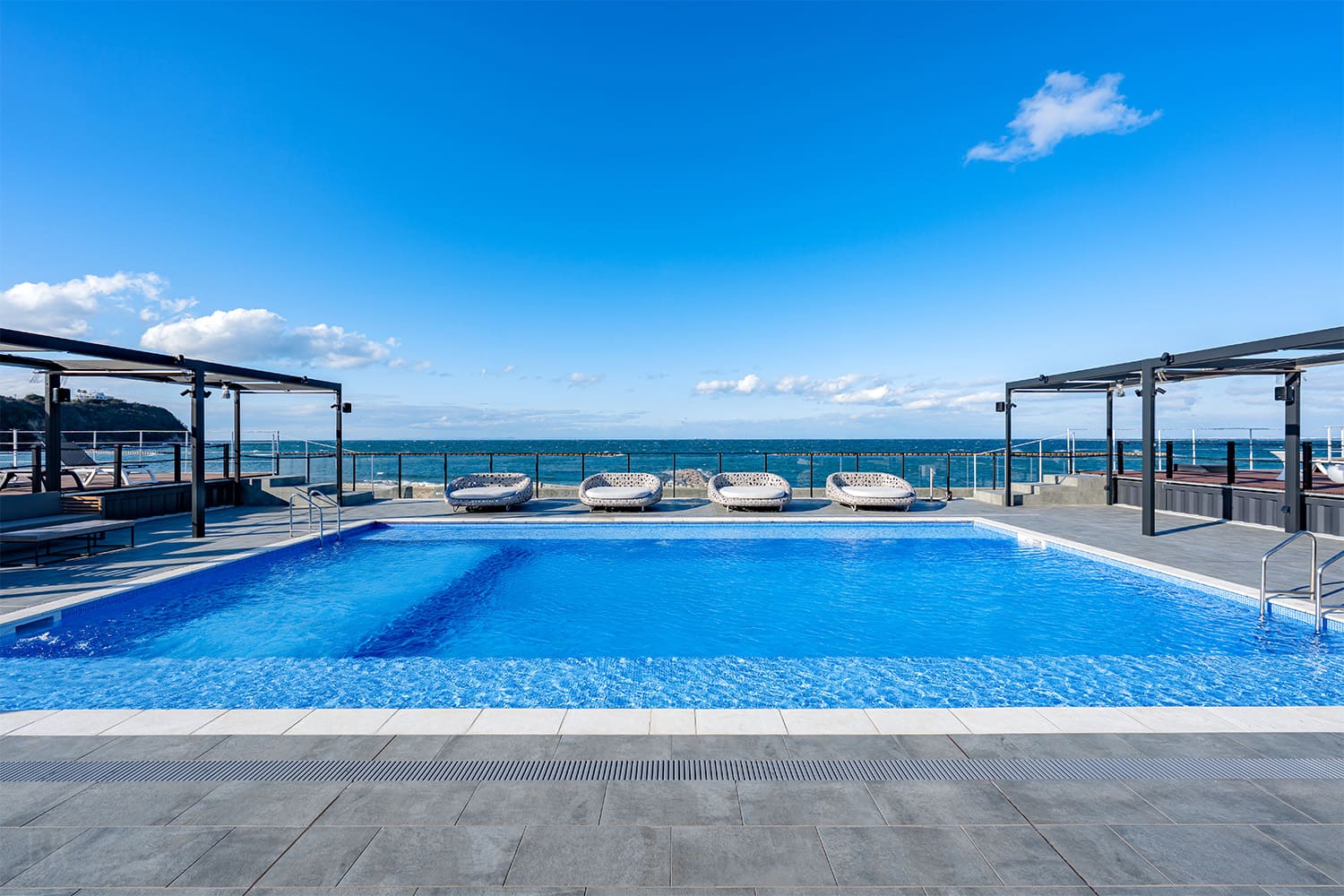 海外リゾートへトリップ。一日中遊び尽くす、大人のためのビーチクラブ